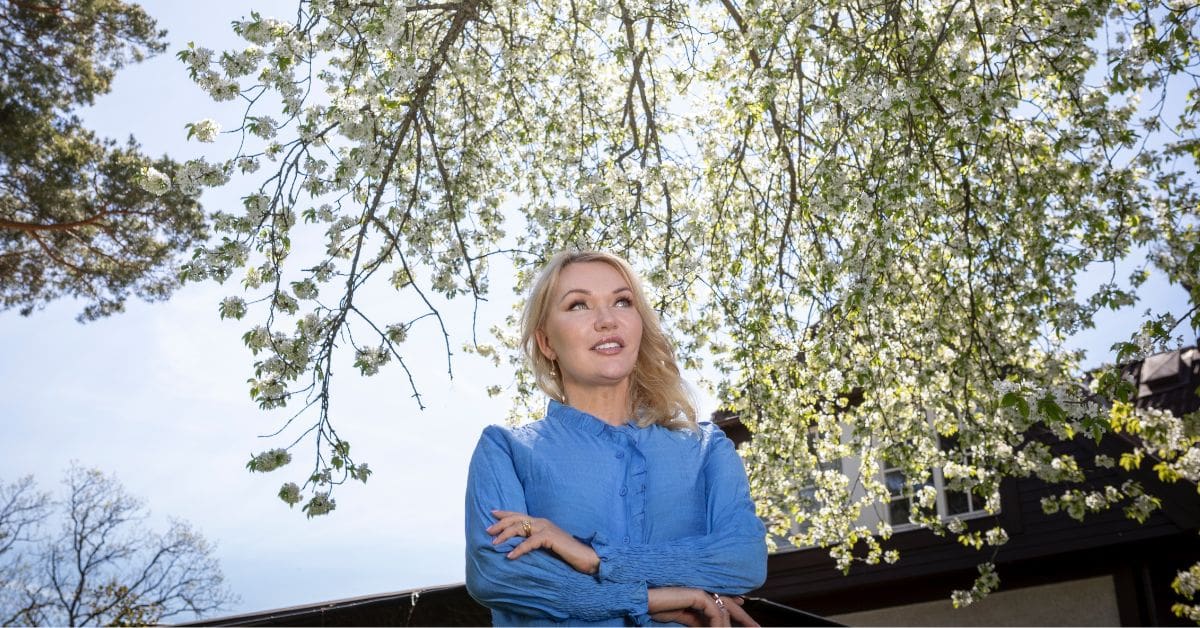 Jeanette Magnusson under blommande träd – reflektion och att våga tänka nytt